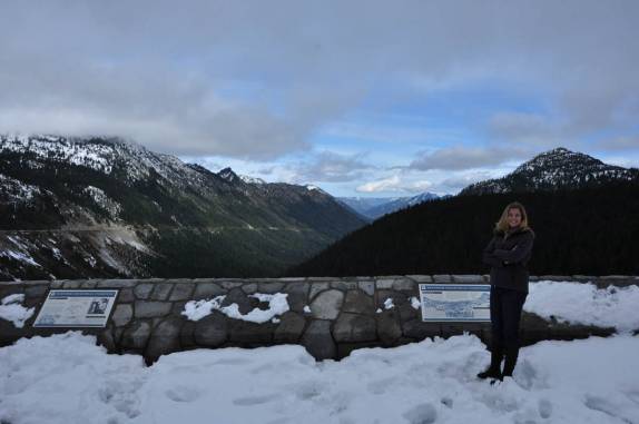 Tomado pela neve, um dos mirantes na estrada que atravessa o Mount Rainier National Park, no estado de Washington, oeste dos Estados Unidos